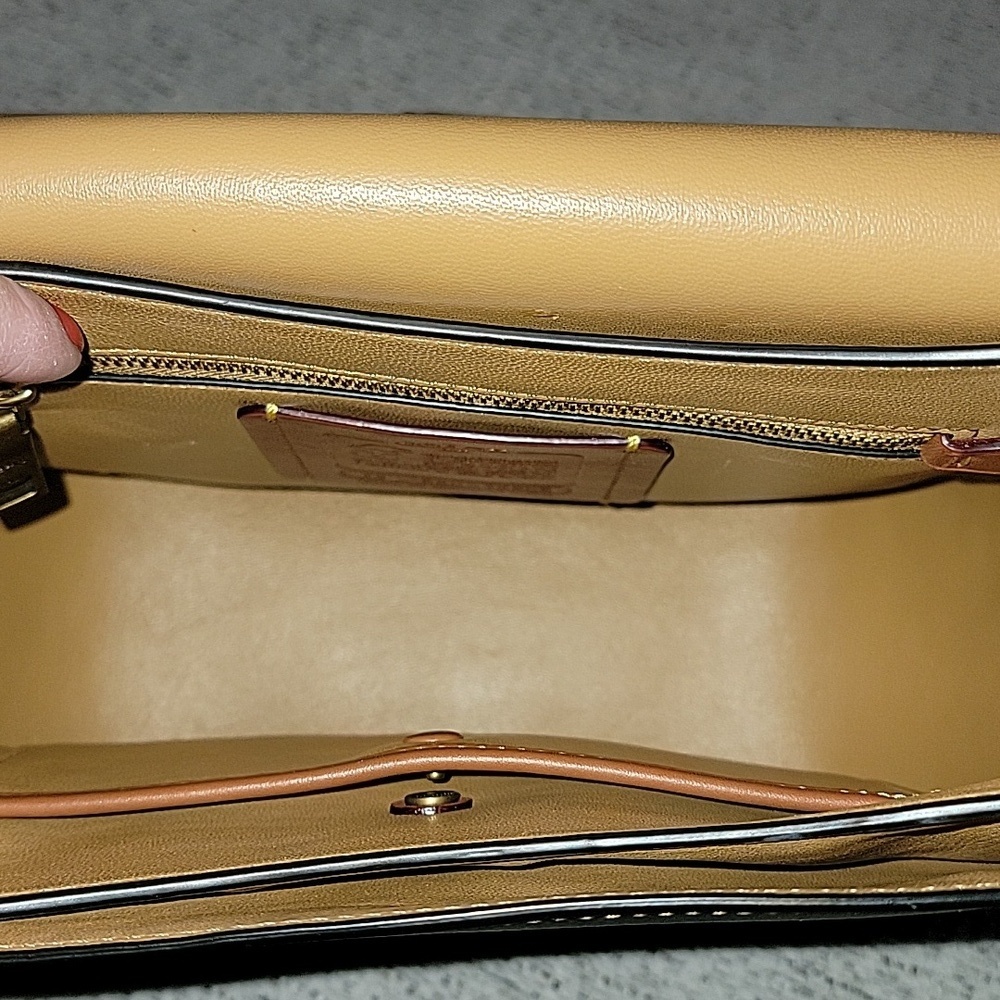 Coach Courier Brown Leather Shoulder Bag with Equestrian-Inspired Design - Picture 3 of 7